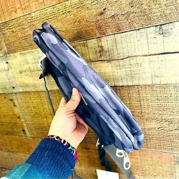 NWT Camouflage Baggallini Joey Bagg Crossbody - Picture 9 of 11